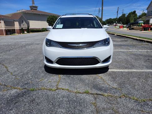 Used 2017 Chrysler Pacifica Touring-L FWD image 2