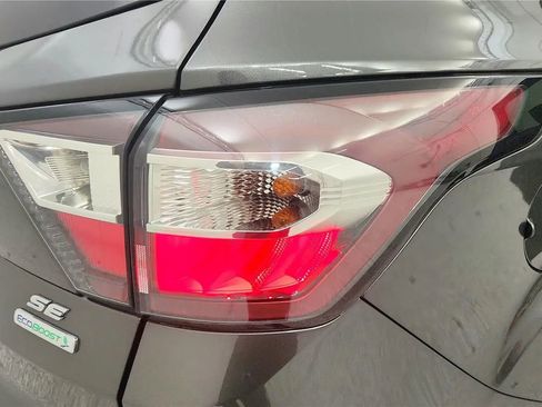 Used 2017 Ford Escape SE w/ SE Sport Appearance Package image 15