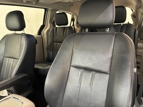 Used 2012 Chrysler Town & Country Touring-L w/ Entertainment Group #2 FWD image 11