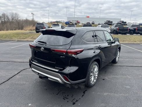 New 2026 Toyota Highlander Platinum image 3