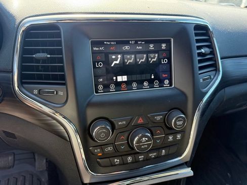 Used 2021 Jeep Grand Cherokee Laredo RWD image 11