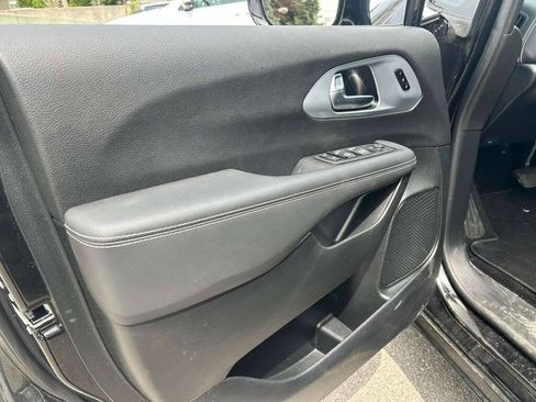 Used 2026 Chrysler Pacifica Limited FWD image 10
