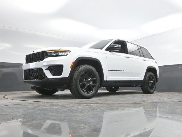 Used 2024 Jeep Grand Cherokee Altitude AWD/4WD image 51