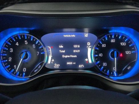 Used 2025 Chrysler Pacifica Select image 6