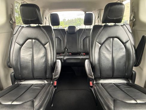 Used 2017 Chrysler Pacifica Touring-L FWD image 42