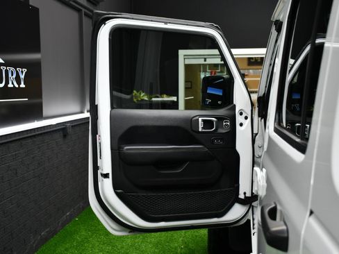 Used 2018 Jeep Wrangler Unlimited Sahara AWD/4WD image 16