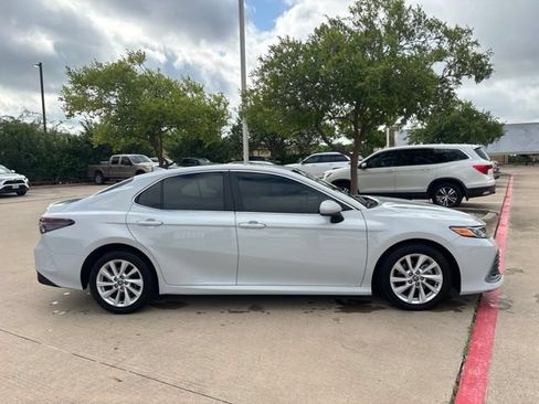 Used 2022 Toyota Camry LE FWD image 4