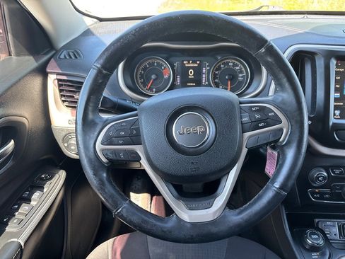 Used 2017 Jeep Cherokee Latitude AWD/4WD image 14