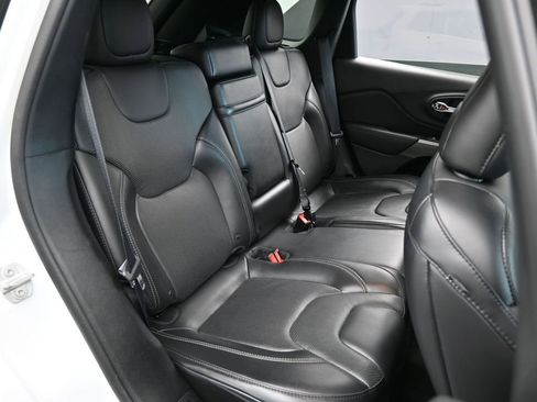 Used 2019 Jeep Cherokee Limited image 42