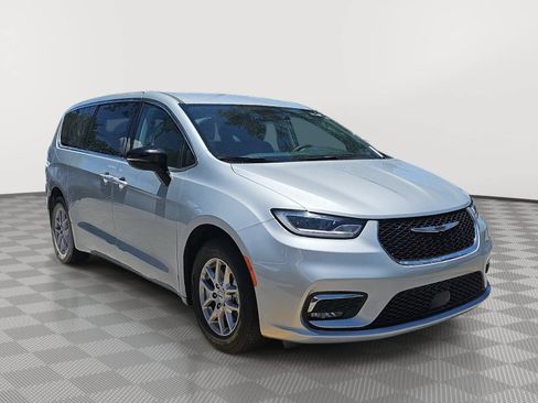 Used 2024 Chrysler Pacifica Touring-L FWD image 2