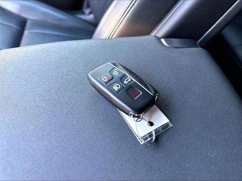 Used 2017 Land Rover Discovery SE AWD/4WD image 11