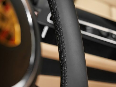 Used 2025 Porsche Macan image 33