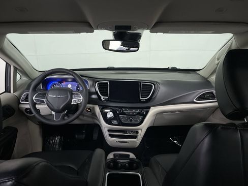 Used 2023 Chrysler Pacifica Touring-L image 28