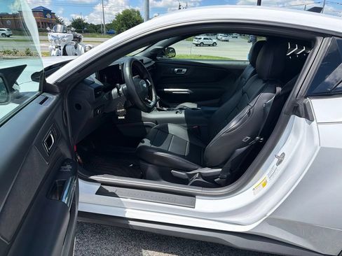 Used 2025 Ford Mustang Coupe RWD image 5