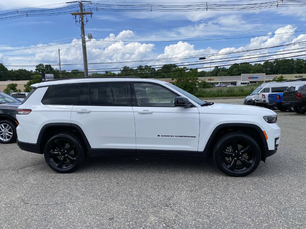 Used 2023 Jeep Grand Cherokee L Laredo AWD/4WD image 2