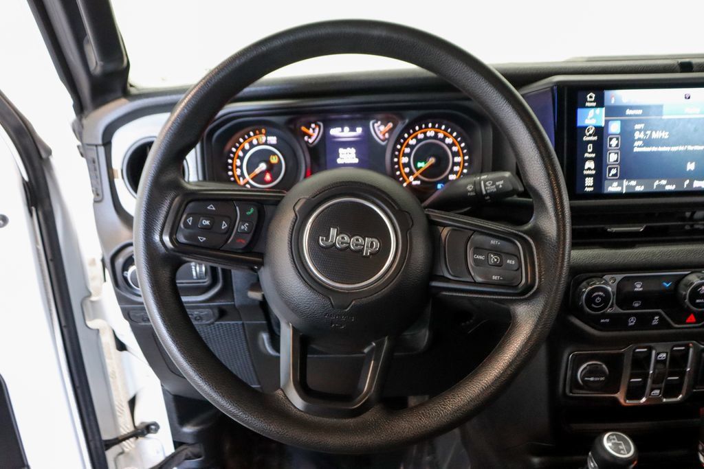 Used 2025 Jeep Gladiator Sport AWD/4WD image 19