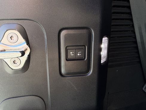 Used 2024 Land Rover Defender 130 X-Dynamic SE image 9