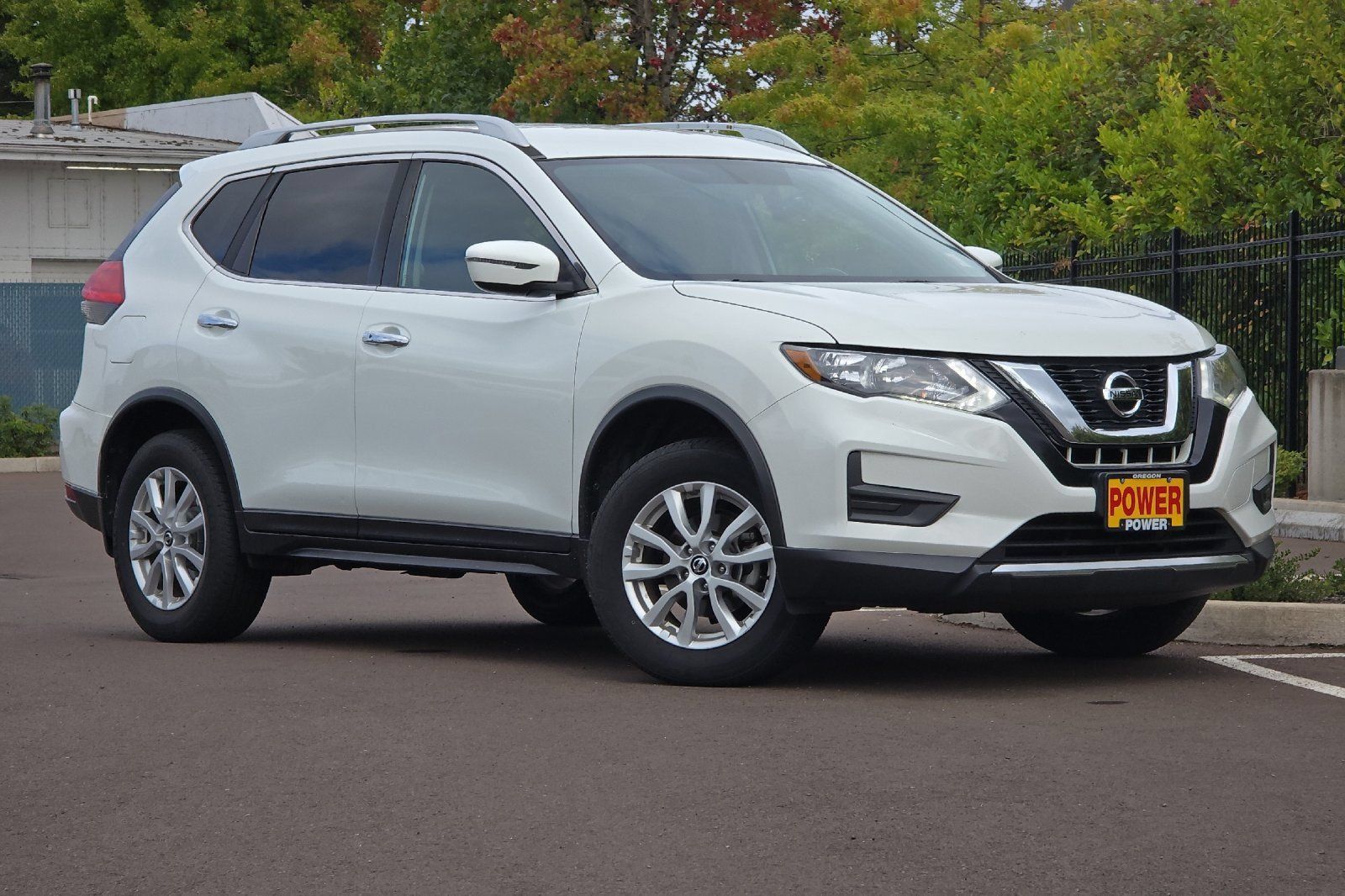 Used 2017 Nissan Rogue SV AWD/4WD image 2