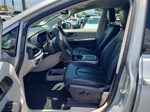 Used 2024 Chrysler Pacifica Limited FWD image 15