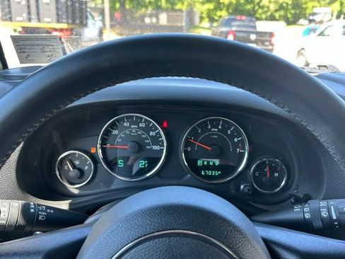 Used 2017 Jeep Wrangler Unlimited Rubicon w/ Connectivity Group AWD/4WD image 16