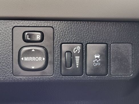 Used 2015 Toyota RAV4 LE image 27
