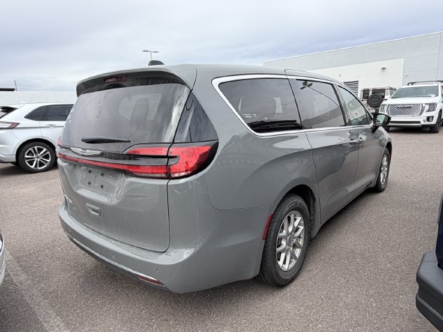 Used 2025 Chrysler Pacifica Select FWD image 7
