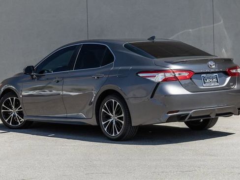 Used 2020 Toyota Camry SE FWD image 3
