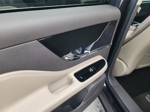 Certified 2023 Lincoln Corsair FWD w/ Towing Package image 16