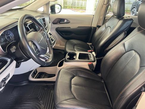 Used 2017 Chrysler Pacifica Touring-L Plus w/ Advanced Safetytec Group FWD image 4