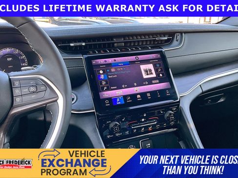 Used 2025 Jeep Grand Cherokee Limited AWD/4WD image 6
