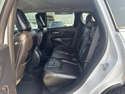Used 2019 Jeep Cherokee Latitude Plus w/ Cold Weather Group AWD/4WD image 21