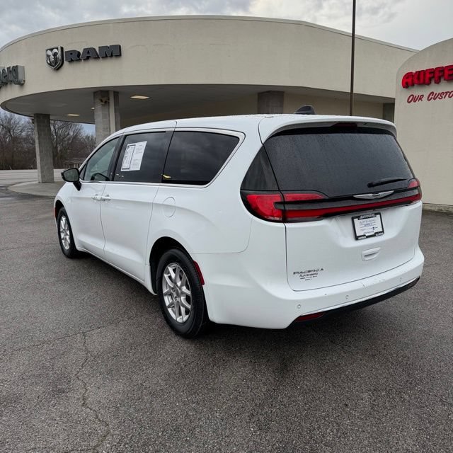 Used 2025 Chrysler Pacifica Select FWD image 8