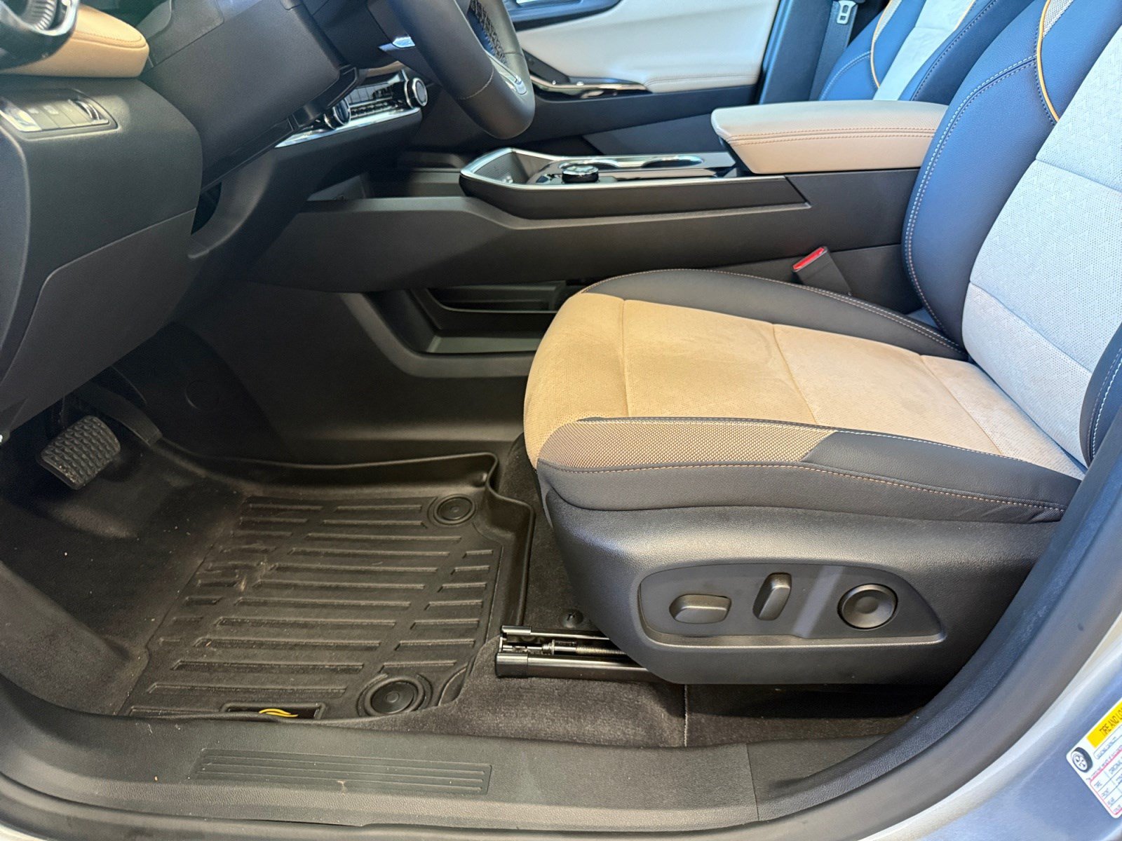Used 2025 Chevrolet Equinox ACTIV w/ Safety and Technology Package AWD/4WD image 11