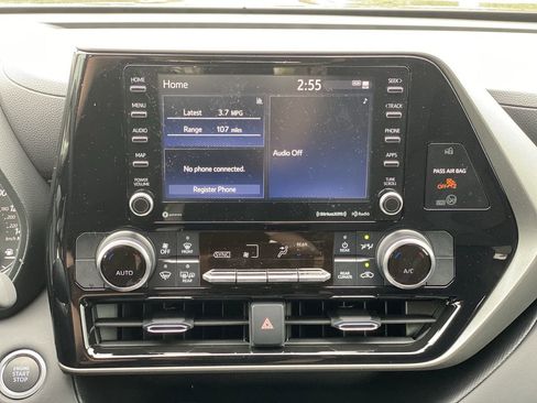 Used 2021 Toyota Highlander LE image 22