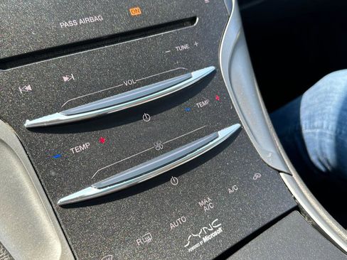 Used 2013 Lincoln MKZ image 22