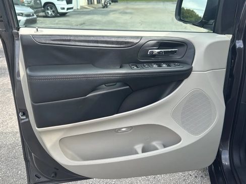 Used 2019 Dodge Grand Caravan SE w/ UConnect Hands-Free Group FWD image 9