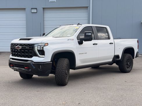 Used 2025 Chevrolet Silverado 2500 ZR2 w/ Technology Package AWD/4WD image 13