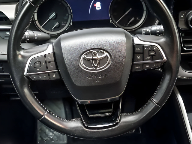 Used 2021 Toyota Highlander XLE AWD/4WD image 16