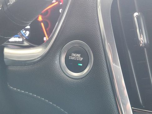 Used 2022 Chevrolet Traverse Premier FWD image 9