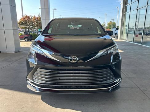 Used 2026 Toyota Sienna Limited FWD image 2