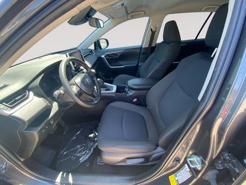 Used 2023 Toyota RAV4 LE AWD/4WD image 4