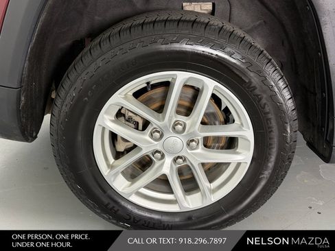 Used 2023 Jeep Grand Cherokee L Laredo AWD/4WD image 13