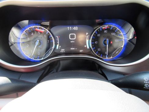 Used 2024 Chrysler Pacifica Touring-L FWD image 20