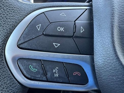 Used 2017 Chrysler Pacifica Touring image 16