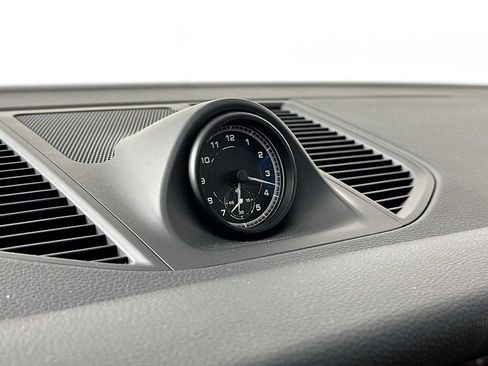 Certified 2025 Porsche Macan image 17