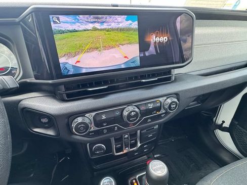 Used 2024 Jeep Gladiator Sport AWD/4WD image 9