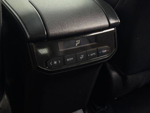 Used 2023 Toyota Highlander XLE AWD/4WD image 40