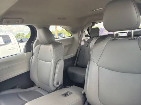 Used 2022 Toyota Sienna XLE w/ XLE Plus Package FWD image 2