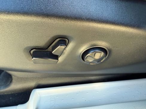 Used 2024 Chrysler Pacifica Touring-L FWD image 19