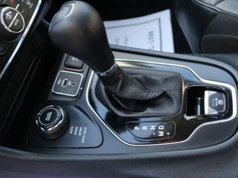 Used 2019 Jeep Cherokee Limited w/ Luxury Group image 23